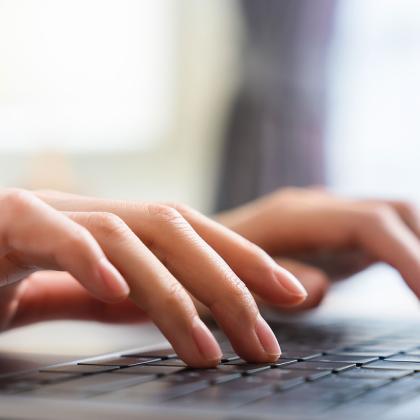 Frau am Computer nutzt Weblinks - Drogenberatung L&ouml;rrach